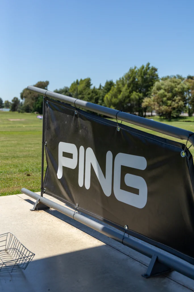 Detalle del cartel de PING en uno de los tees del driving.